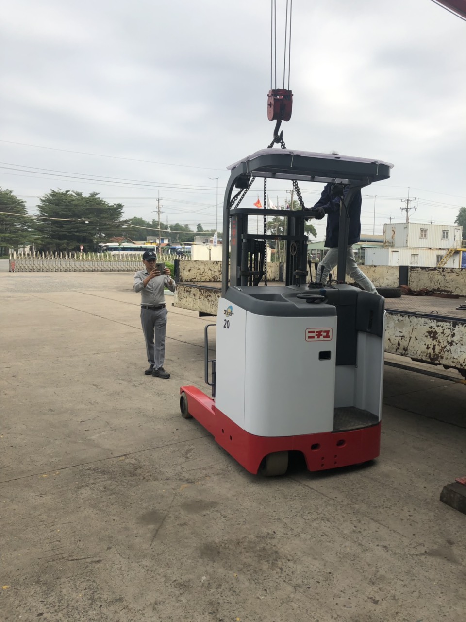 Xe nâng điện đứng lái